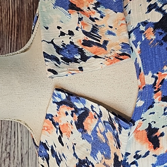 CHICO'S ABSTRACT COTTON-BLEND CROSSOVER SLUB TEE - Picture 10 of 10